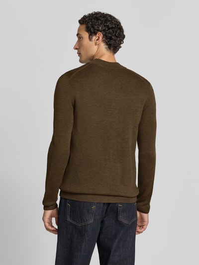 Männermodel trägt Slim Fit Strickjacke aus Baumwoll-Mix mit Stehkragen von Christian Berg Men in Braun, feine Strickstruktur, Jeans, Ganzkörperansicht Rückansicht.