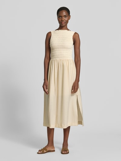 Frauenmodel trägt Midikleid mit Smok-Details von Jake*s Casual in Beige, A-Linie, Material-Mix mit Stretch-Anteil, Ganzkörperansicht von vorne.