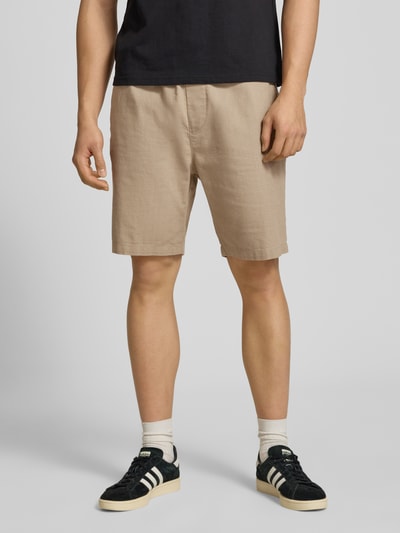 Männermodel trägt Straight Fit Shorts mit Gesäßtasche von REVIEW in Beige mit Leinen-Optik, Reine Baumwolle, elastischer Bund, Ganzkörperansicht von vorne.