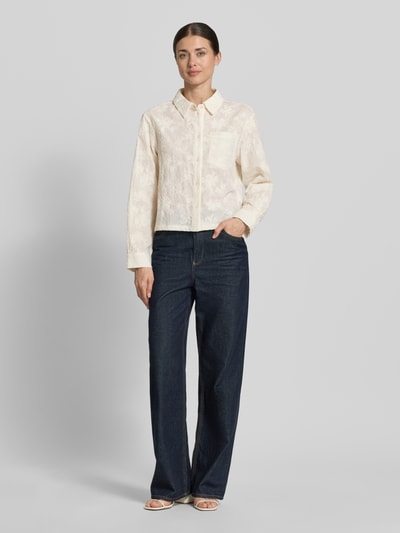 Vrouwenmodel draagt Bluse mit Brusttaschen Modell 'Sylvia' van MSCH Copenhagen in wit met borduursel, rechte fit, borstzak, katoenen stof, volledige lichaamsvooraanzicht.