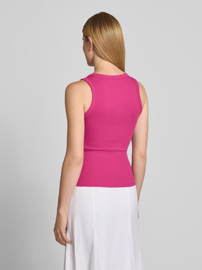 Frauenmodel trägt Tanktop mit Knopfleiste von Jake*s Casual in Pink, Baumwoll-Elasthan-Mix, Slim-Fit, Ripp-Optik, Rückenlänge 53 cm, Ganzkörperansicht Rückansicht.