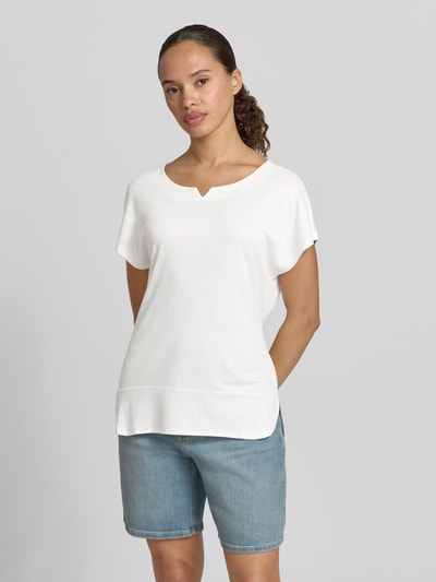 Frauenmodel trägt weißes Regular Fit T-Shirt aus Modal-Mix von Tom Tailor, glatte Textur, kombiniert mit Jeansshorts, Ganzkörperansicht von vorne. Damen T-Shirt von Tom Tailor.