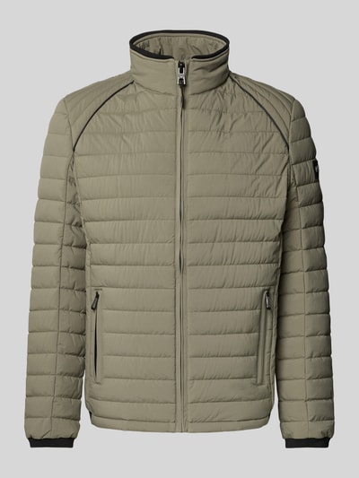Produktfoto, Steppjacke mit Stehkragen und Reißverschlusstaschen von NAUTGÅRD in Oliv, Regular-Fit, glatte Oberfläche, horizontale Steppnähte