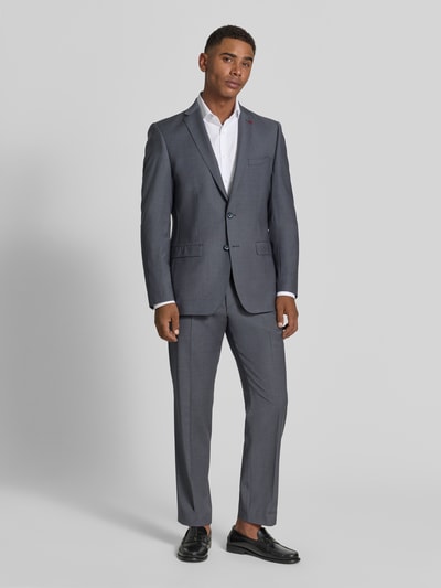 Männermodel trägt Slim Fit Anzug aus Woll-Mix in unifarbenem Design von Roy Robson, grau mit Stretch, Ganzkörperansicht von vorne.