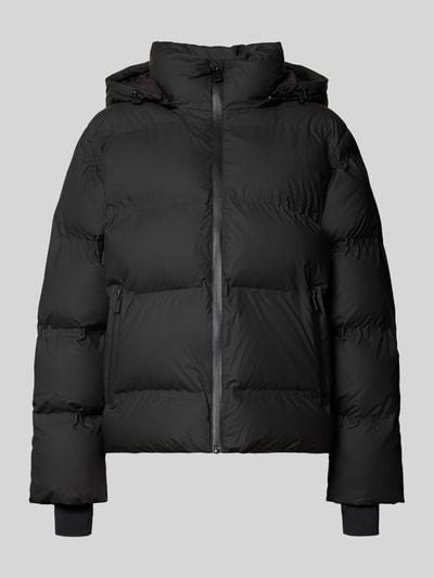 Produktfoto, schwarze Steppjacke mit Reißverschlusstaschen Modell 'Fox' von Neo Noir, Kapuze, Stehkragen, gerade Passform, glatte Struktur