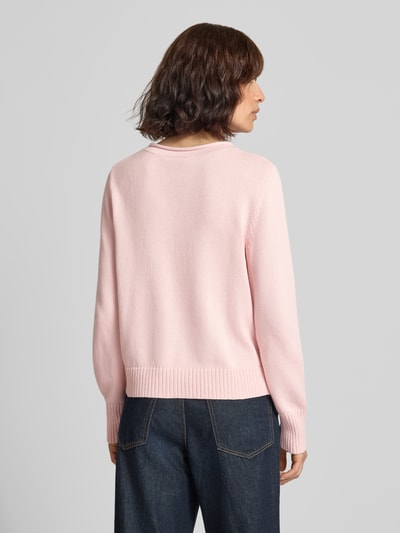 Vrouwenmodel draagt gebreide pullover met ronde hals van GAP, puur katoen, regular fit, ribboorden, ruglengte maat S 53 cm, mouwlengte 64 cm. Ganzlichaamsaanzicht achterkant