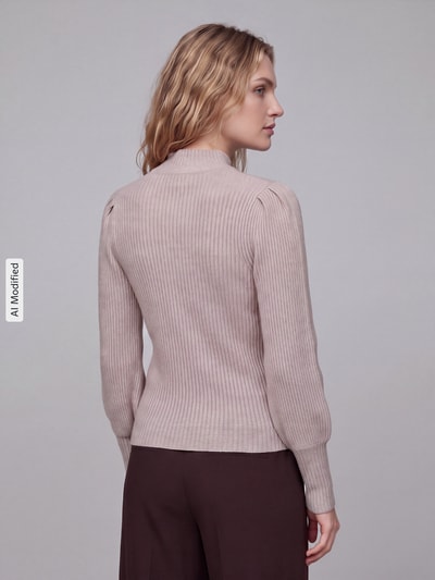 Kobiece modelka nosi sweter z imitacją dzianiny w jednolitym kolorze, bufiaste rękawy, model 'ONLKATIA' od ONLY, widok całej sylwetki od tyłu, KI-modifiziertes Bild