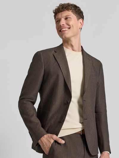 Männermodel trägt Slim Fit 2-Knopf-Sakko aus Leinen Modell 'Hoverest' von JOOP! Collection in Braun, Struktur mit Reverskragen, Ganzkörperansicht von vorne.