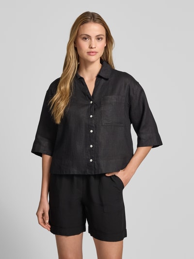 Frauenmodel trägt schwarze Regular-Fit Leinenbluse mit Brusttasche Modell 'Flippa' von OPUS, Hemdblusenkragen, V-Ausschnitt, reine Leinen, Ganzkörperansicht von vorne.