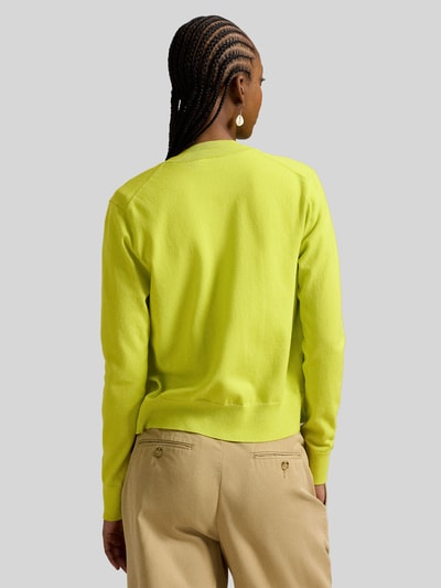 Frauenmodel trägt Regular Fit Strickjacke mit Logo-Stitching von Polo Ralph Lauren in Gelb, Baumwoll-Mix, Rückansicht, Ganzkörperansicht.