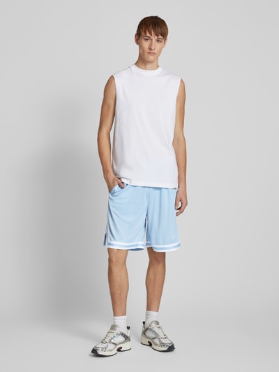 KARL KANI Baggy Fit Shorts mit Label-Stitching Hellblau 1