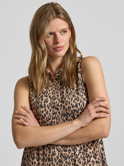 Frauenmodel trägt Ausgestelltes Hemdblusenkleid aus reiner Viskose Modell 'THEA' von Only mit Allover-Muster, Knopfleiste, ärmellos, Nahaufnahme Oberkörper.