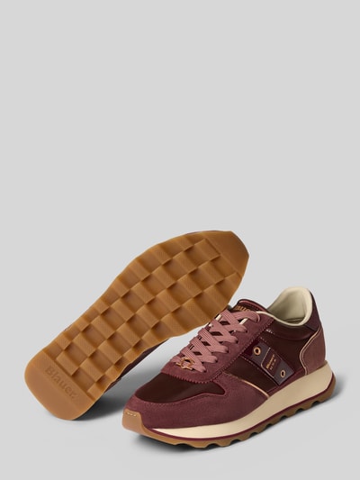 Produktfoto, Sneaker aus Leder-Mix mit Logo-Detail von Blauer USA, Bordeaux- und Brauntöne, profilierte Sohle, runde Form, Damen Sneaker, Schnürverschluss, Absatzhöhe 4 cm, Schafthöhe und -weite 9 cm.