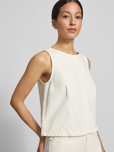 Frauenmodel trägt Regular Fit Bluse mit Strukturmuster Modell 'Dexter' von MSCH Copenhagen aus Reine Baumwolle, cremefarben, Ärmelloses-Design, Nahaufnahme Oberkörper.