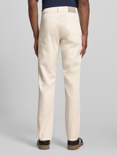 Männermodel trägt Hose mit Eingrifftaschen von Christian Berg Men aus Baumwoll-Elasthan-Mix, Slim-Fit, Gesäßtaschen, Ganzkörperansicht Rückansicht.