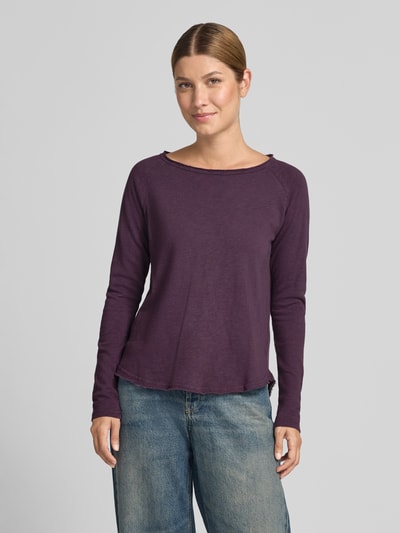 Frauenmodel trägt Longleeve mit Rollsaum und Raglanärmeln von Rich & Royal in Lila, reine Baumwolle, Regular Fit, Rundhalsausschnitt, Ganzkörperansicht von vorne.