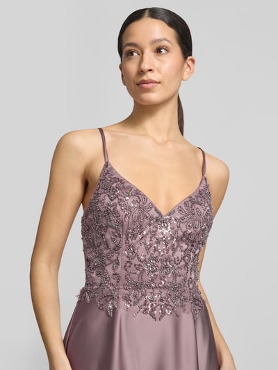 Vrouwenmodel draagt Abendkleid met Perlen und V-Ausschnitt van Laona, jurk van satijn, parels, V-hals, tailored fit, maxi-jurk, ruglengte maat 36: 144 cm, borstwijdte maat 36: 30 cm, Nahaufnahme bovenlichaam.
