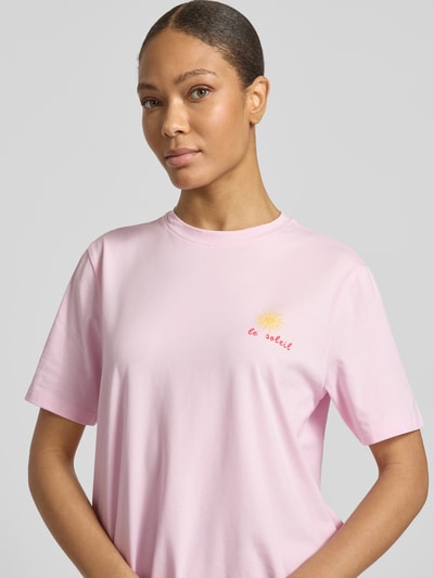 Frauenmodel trägt T-Shirt mit Stitching Modell 'NORA' von Vila, hellrosa, Rundhalsausschnitt, Regular Fit, Nahaufnahme Oberkörper.