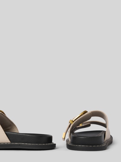 Steve Madden Slippers met doornsluiting en labeldetail, model 'ARCH' Zand - 2