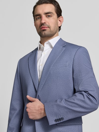 Mannelijk model draagt 2-Knopf-Sakko mit Reverskragen van Christian Berg Men, regular fit, viscosemix, borst- en klepzakken, knoopsluiting, lichtblauw, licht gestructureerde stof, Nahaufnahme bovenlichaam.