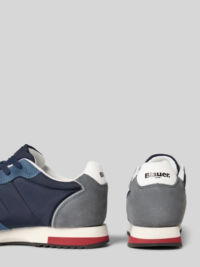 Produktfoto, Sneaker mit Label-Details Modell 'QUEENS05' von Blauer USA, abgerundete Form, strukturierte Sohle, Farbkombination Blau, Grau, Weiß und Rot