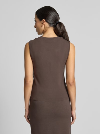 Kobiece modelka nosi Regular Fit Top aus Viskose-Mix von Marc Cain w kolorze brązowym, Obszycie falbanami, okrągły dekolt, Mieszanka wiskozy, Długość tyłu w rozmiarze 36: 46 cm, widok całej sylwetki z tyłu.