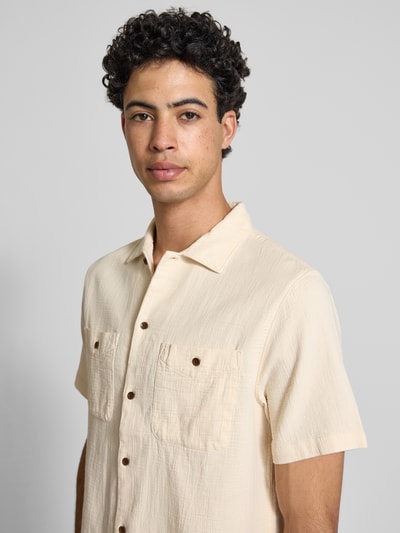 Männermodel trägt Regular Fit Freizeithemd mit Kentkragen und Brusttaschen von Superdry in Creme, Reine Baumwolle, Strukturmuster, Nahaufnahme Oberkörper. Rückenlänge bei Größe M: 70 cm, Schulterbreite 54 cm, Ärmellänge 30 cm.