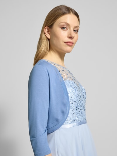 Frauenmodel trägt Bolero aus Viskose-Mix mit 3/4-Arm von V.M., körpernahe Passform, hellblau, glatte Textur, Nahaufnahme Oberkörper.