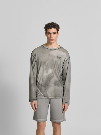 Männermodel trägt Regular Fit Longsleeve aus Hanf-Mix von Diesel in Grau mit Label-Print und Used-Look, Ganzkörperansicht von vorne.