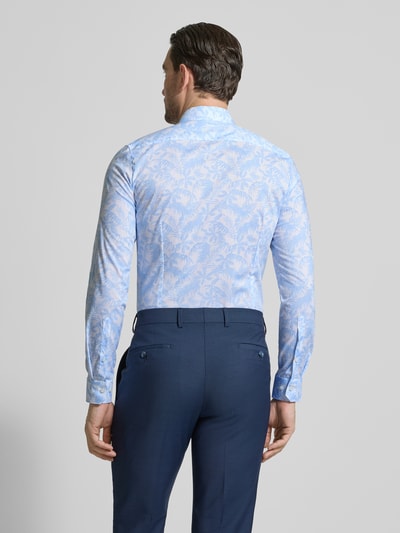 Männermodel trägt Super Slim Fit Business-Hemd im Allover-Look mit Kentkragen von OLYMP, Baumwoll-Elasthan-Mix, Ganzkörperansicht Rückansicht. Rückenlänge 80 cm, Schulterbreite 44 cm, Ärmellänge 67 cm, Größe 40.