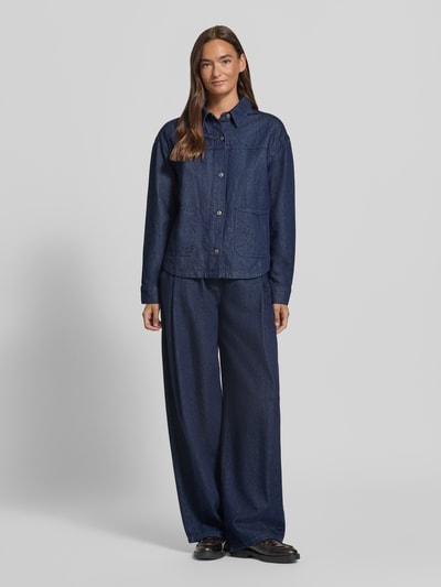 Kobiece model prezentuje Regular Fit Jeansjacke aus Baumwolle-Leinen-Mix von Marc O'Polo, ciemnoniebieski, prosty krój, gładka faktura, Ganzkörperansicht von vorne.