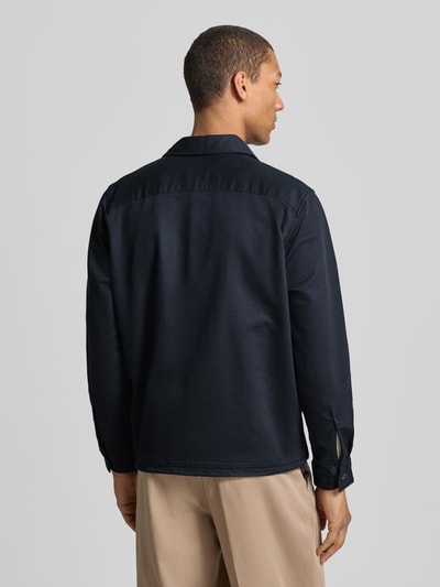Männermodel trägt Regular Fit Hemdjacke aus Baumwoll-Mix von Marc O'Polo, Optik: Unifarben, Twill, Dunkelblau, Ganzkörperansicht Rückansicht.