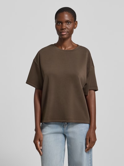 Modelka nosi T-Shirt z okrągłym dekoltem Modell 'Helle' od My Essential Wardrobe, kolor brązowy, boxy fit, mieszanka materiałów z wiskozą, lekkie obniżone ramiona, długość tyłu w rozmiarze XS/S: 60 cm, widok całej sylwetki z przodu.