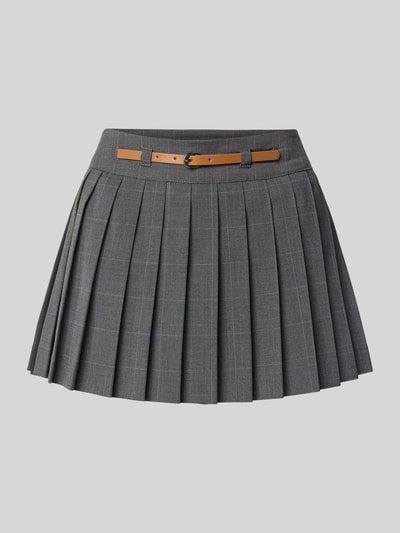 Produktfoto, ausgestellter Mini-Rock mit Plissees Modell 'LENIA' von ONLY in Grau mit feiner Karo-Struktur und braunem Gürtel, Damen Mini-Rock von ONLY