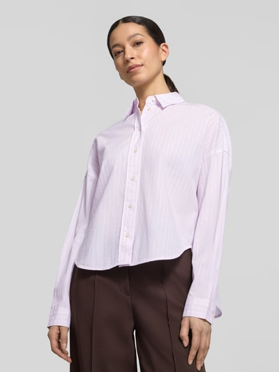 Modelka kobieca nosi Relaxed Fit Hemdbluse aus reiner Baumwolle von Marc O'Polo, jasnoróżowe paski, koszulowy kołnierzyk, długi rękaw, bawełna, widok całej sylwetki z przodu.