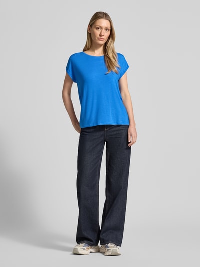 Vrouwenmodel draagt Relaxed Fit T-shirt uit lyocellmix model 'AVA' van Vero Moda in gemêleerde look, boothals, korte mouw met vaste omslag, lichtblauw, zachte textuur, dames t-shirt, gematigde glans, volledig van voren te zien, ganzekörperansicht van voren.
