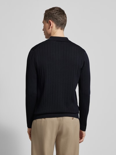 Męski model nosi Strickpullover aus reiner Baumwolle mit Polokragen od Profuomo, czarny, krój slim fit, bawełna, faktura w prążki, elastyczne wykończenia, długość tyłu 70 cm, długość rękawa 65 cm, widok całej sylwetki od tyłu.