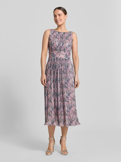 Vrouwenmodel draagt Cocktailkleid met U-Boot-Ausschnitt van Swing, getailleerde pasvorm, midi-jurk, plooien, ritssluiting, ruglengte 118 cm, borstwijdte 33 cm, kleurrijke bloemenprint, Ganzkörperansicht van voren.