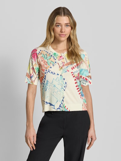 Frauenmodel trägt Cardigan aus Viskose-Mix mit Rundhalsausschnitt von Milano Italy, bunte Muster, gerader Schnitt, Halbarm, Nahaufnahme Oberkörper.