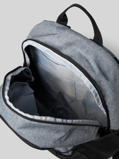 Produktfoto, Rucksack mit Tragehenkel van Under Armour in grijs met zwart, hoofvak met ritssluiting, draagband, labelprint, zijvak, breedte 31 cm, lengte 48 cm, diepte 18 cm, bandlengte 53 cm.