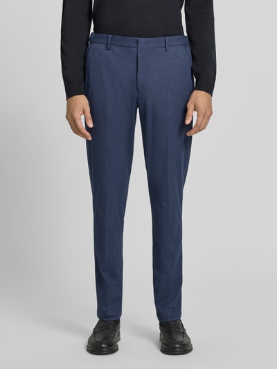 Männermodel trägt Fein strukturierte Hose mit Gesäßtaschen Modell 'Rick' von Pierre Cardin in Blau, Material-Mix mit Viskose, Ganzkörperansicht von vorne.