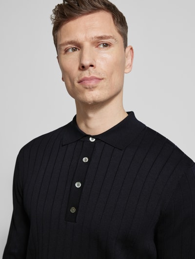 Männermodel trägt Strickpullover aus reiner Baumwolle mit Polokragen von Profuomo, krój slim fit, Ripp-Optik, Nahaufnahme Oberkörper