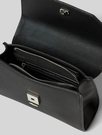Produktfoto, Shoulder Bag on Leder-Optik Modell 'Pandia' von VALENTINO BAGS in Schwarz, strukturierte Oberfläche, silbernes Logo-Detail, Reißverschluss, Ketten-Schulterriemen, Überschlag, Innenfach, Maße 20x14x7 cm, Länge Schulterriemen 117 cm