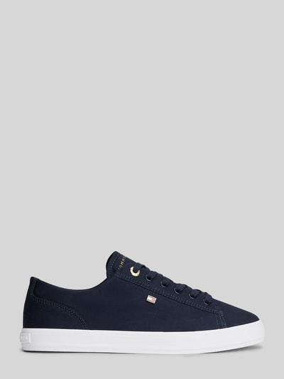 Produktfoto, Low Top Sneaker aus Canvas mit Logo-Applikation von Tommy Hilfiger w kolorze granatowym, jednolity wzór, detal z logo, zaokrąglony nosek, płaski obcas, sznurowanie, materiał: czysta bawełna
