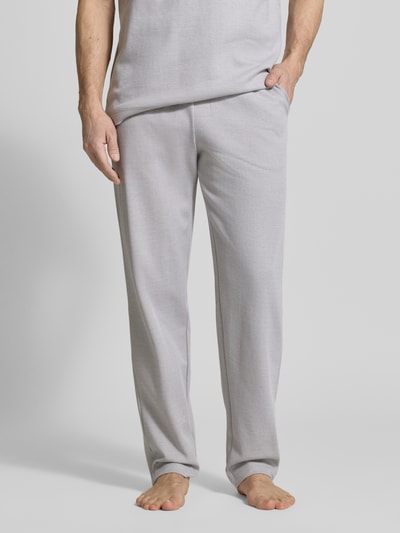 Männermodel trägt Sweatpants mit elastischem Bund von Schiesser, Baumwoll-Mix, Relaxed-Fit, fein strukturiert, Nahaufnahme Unterkörper.