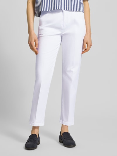 Vrouwenmodel draagt witte capribroek van SEDUCTIVE, materiaalmix met katoen, regular fit, model 'CAPRI', lengte deelnaden, vooraanzicht, binnenbeenlengte maat 36: 63 cm, bandwijdte maat 36: 37 cm.
