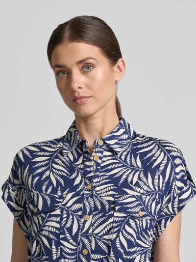 Frauenmodel trägt Hemdblusenkleid aus Viskose mit Brusttaschen von Apricot, blau-weiß gemustert, Knopfleiste, Nahaufnahme Oberkörper. Taillierter Schnitt, Hemdblusenkragen, Ärmel mit fixiertem Aufschlag, Bindegürtel, Midikleid, Reine Viskose, Brusttaschen mit Knopfverschluss, Rückenlänge 118 cm, Brustweite 49 cm, Ärmellänge 5 cm bei Größe S.