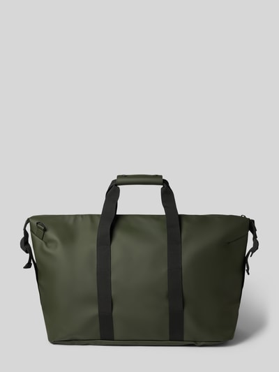 Produktfoto, groene Weekend Bag met Logo-Detail Model 'Hilo' van Rains, Hoofdvak met ritssluiting, afneembare schouderband, 64x40x24 cm, bandlengte 84 cm