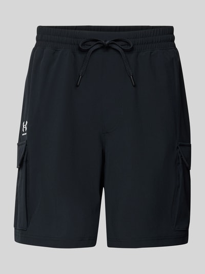 Produktfoto, schwarze Straight Fit Shorts mit Cargo-Taschen Modell 'Vibe' von Under Armour, elastischer Bund, Logo-Print, glatte Textur