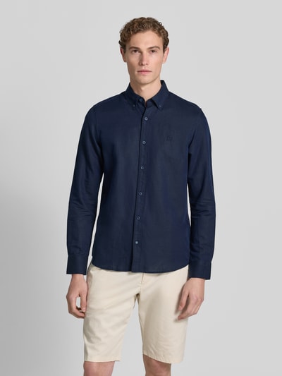 Männermodel trägt Regular Fit Freizeithemd aus Leinen-Baumwoll-Mix von Lerros in Dunkelblau, Knopfleiste, Button-Down-Kragen, Rückenlänge 75 cm, Schulterbreite 43 cm, Ärmellänge 69 cm, Ganzkörperansicht von vorne.